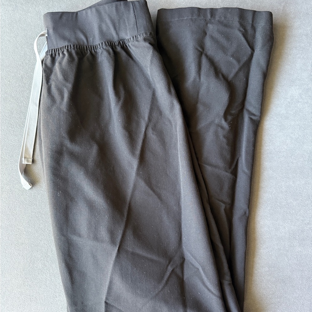 Figs High-Waisted Livingston Basic Scrub Pants - Picture 3 of 4